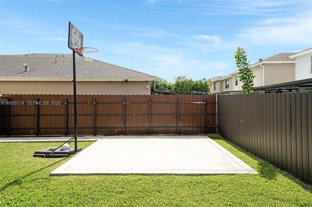 572 NE 6th Pl, Homestead, FL 33034