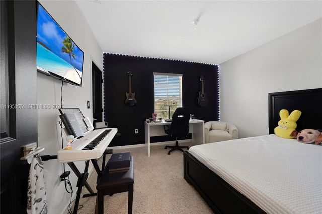 572 NE 6th Pl, Homestead, FL 33034