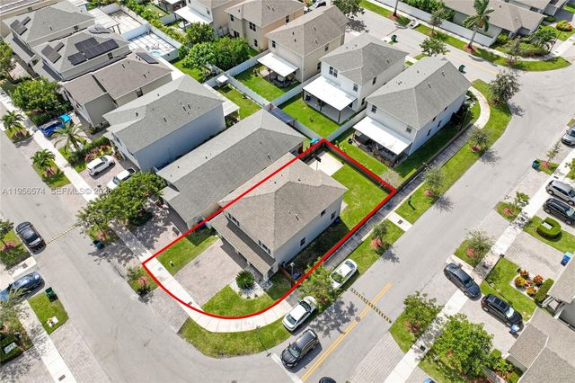 572 NE 6th Pl, Homestead, FL 33034