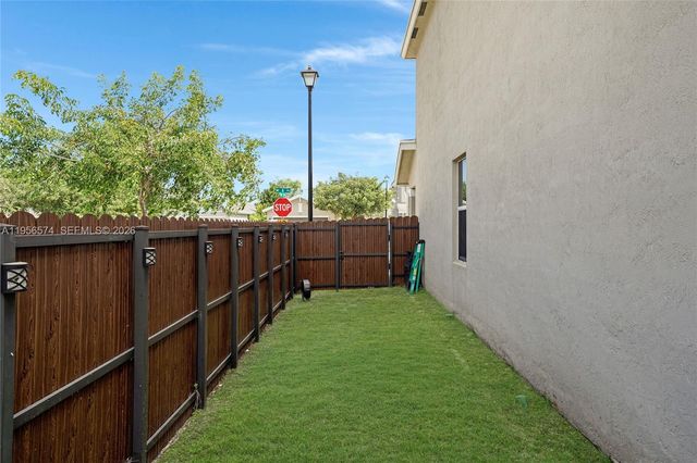 572 NE 6th Pl, Homestead, FL 33034