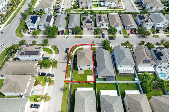 572 NE 6th Pl, Homestead, FL 33034