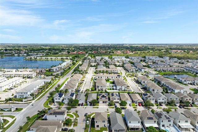 572 NE 6th Pl, Homestead, FL 33034