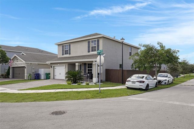 572 NE 6th Pl, Homestead, FL 33034