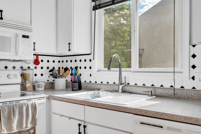 1198 Ridgeview Circle, Lake Orion, MI 48362