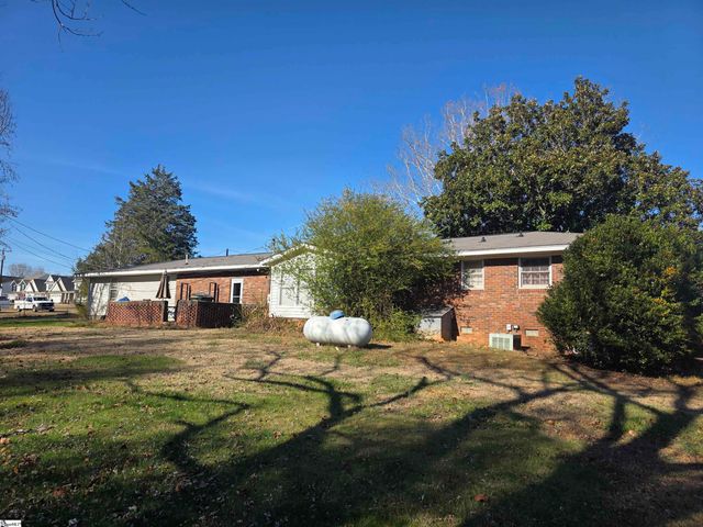 70 Snowmill Road, Woodruff, SC 29388