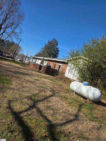 70 Snowmill Road, Woodruff, SC 29388