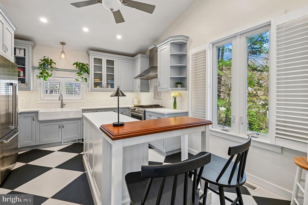 Image 10 of property listing at 2654 OGLETON RD, Annapolis, MD 21403