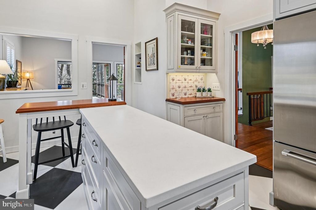 Image 11 of property listing at 2654 OGLETON RD, Annapolis, MD 21403