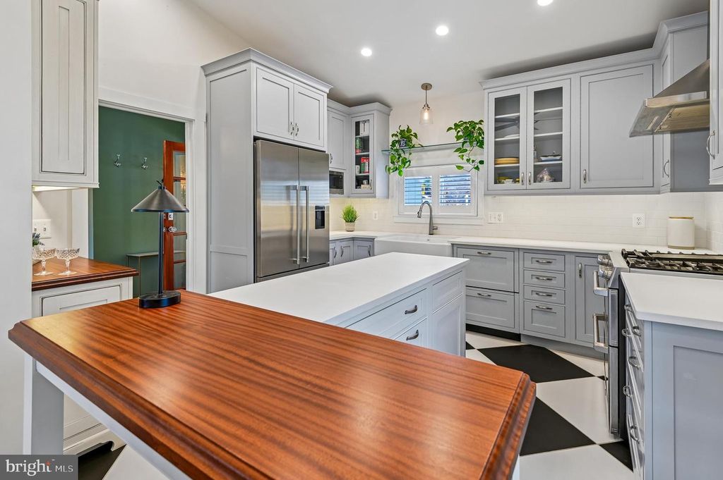 Image 12 of property listing at 2654 OGLETON RD, Annapolis, MD 21403