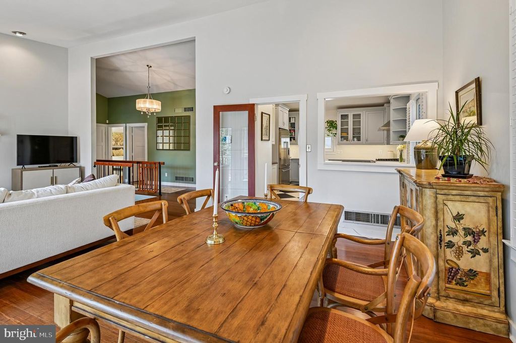 Image 14 of property listing at 2654 OGLETON RD, Annapolis, MD 21403