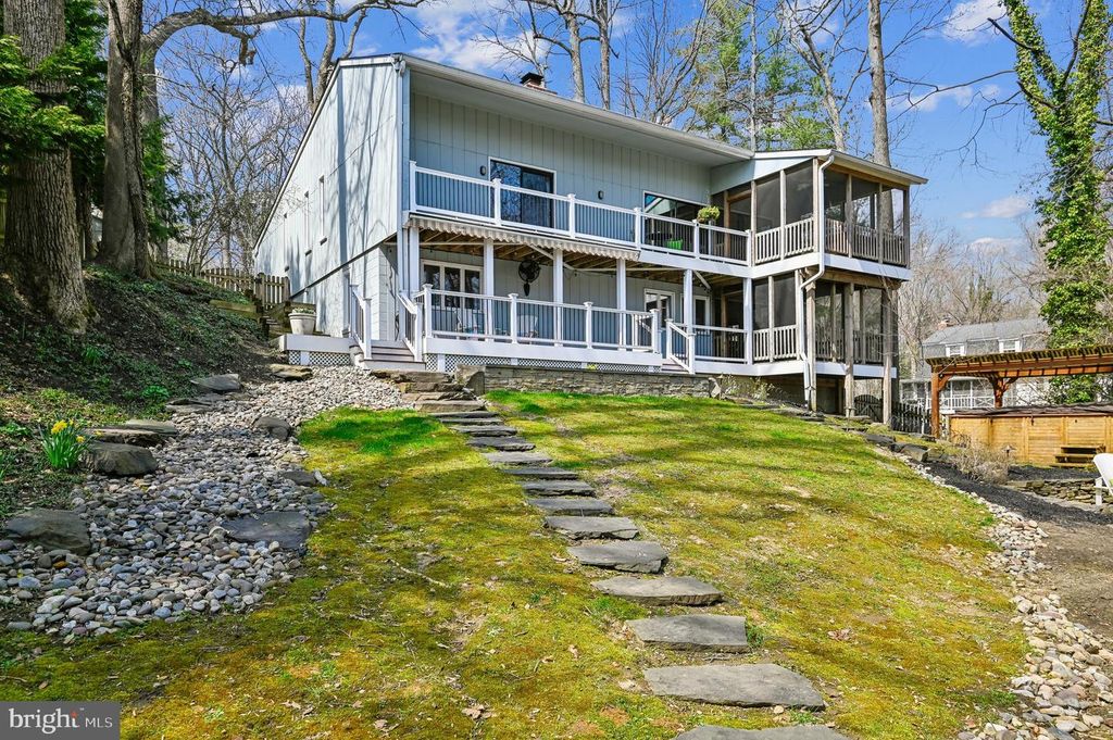 Image 4 of property listing at 2654 OGLETON RD, Annapolis, MD 21403