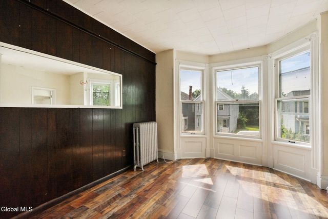 86 6th Avenue, Troy, NY 12180