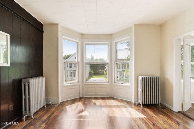 86 6th Avenue, Troy, NY 12180