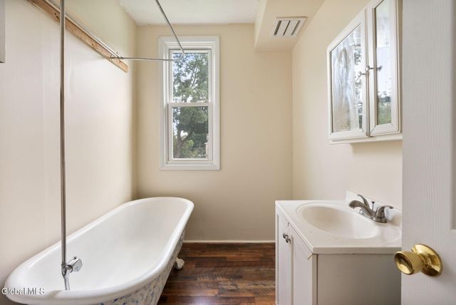 86 6th Avenue, Troy, NY 12180