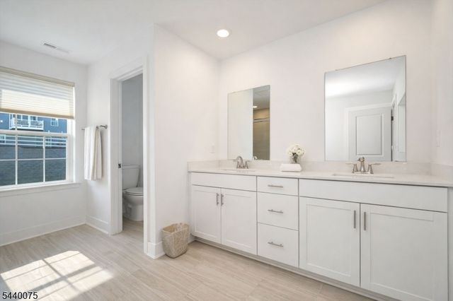 21 Astoria Pl, East Hanover Twp., NJ 07936
