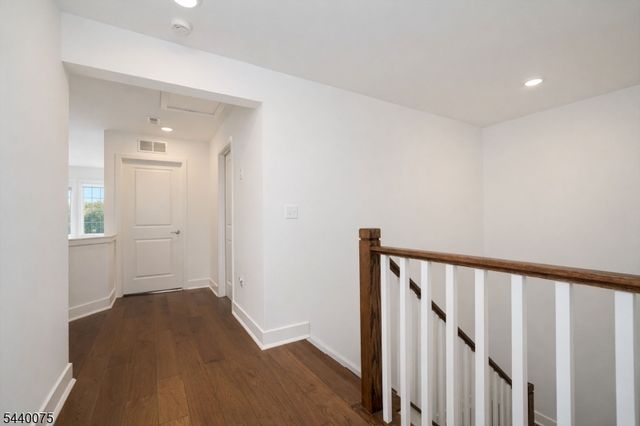 21 Astoria Pl, East Hanover Twp., NJ 07936