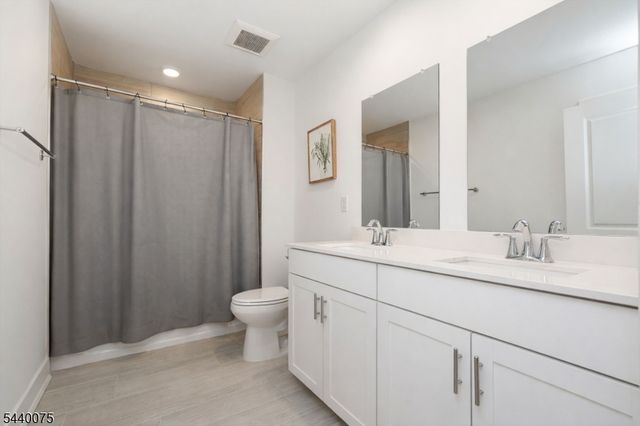 21 Astoria Pl, East Hanover Twp., NJ 07936