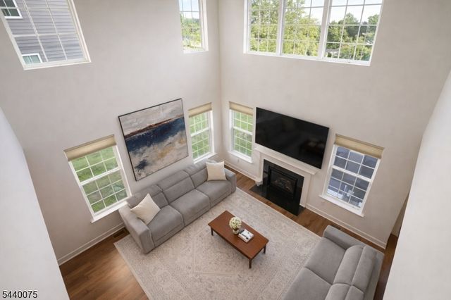21 Astoria Pl, East Hanover Twp., NJ 07936