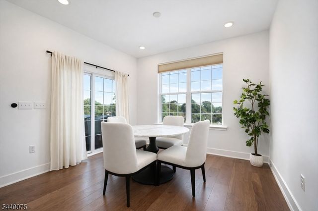 21 Astoria Pl, East Hanover Twp., NJ 07936