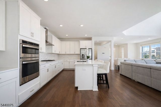 21 Astoria Pl, East Hanover Twp., NJ 07936