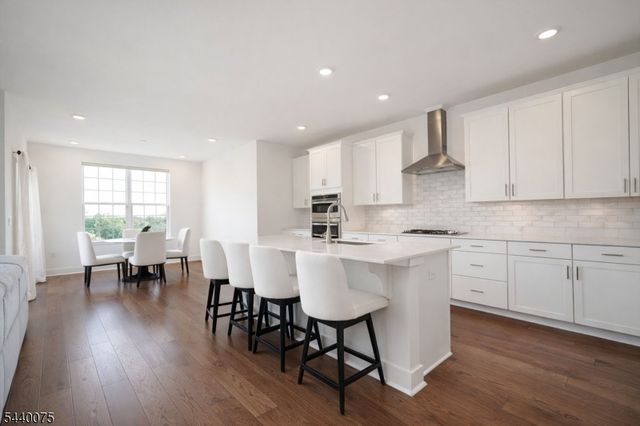 21 Astoria Pl, East Hanover Twp., NJ 07936