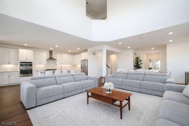 21 Astoria Pl, East Hanover Twp., NJ 07936