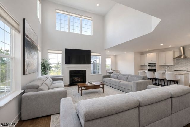 21 Astoria Pl, East Hanover Twp., NJ 07936