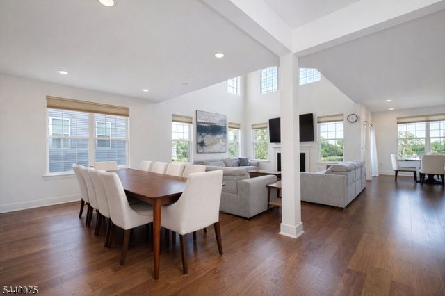 21 Astoria Pl, East Hanover Twp., NJ 07936