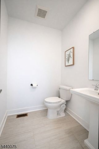 21 Astoria Pl, East Hanover Twp., NJ 07936