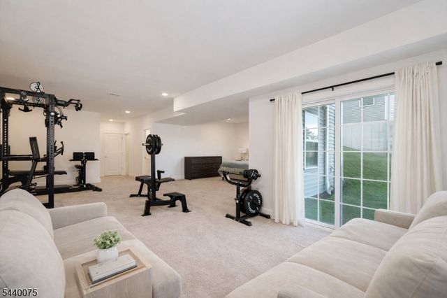 21 Astoria Pl, East Hanover Twp., NJ 07936