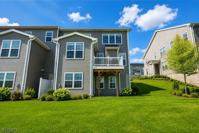 21 Astoria Pl, East Hanover Twp., NJ 07936
