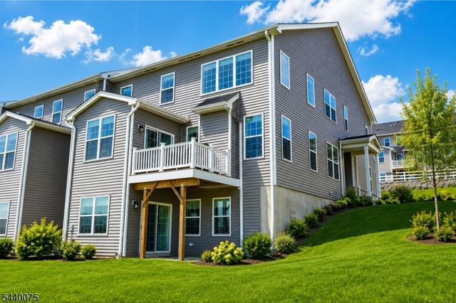 21 Astoria Pl, East Hanover Twp., NJ 07936