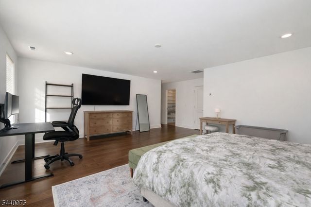 21 Astoria Pl, East Hanover Twp., NJ 07936