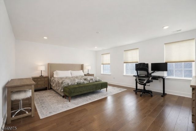 21 Astoria Pl, East Hanover Twp., NJ 07936