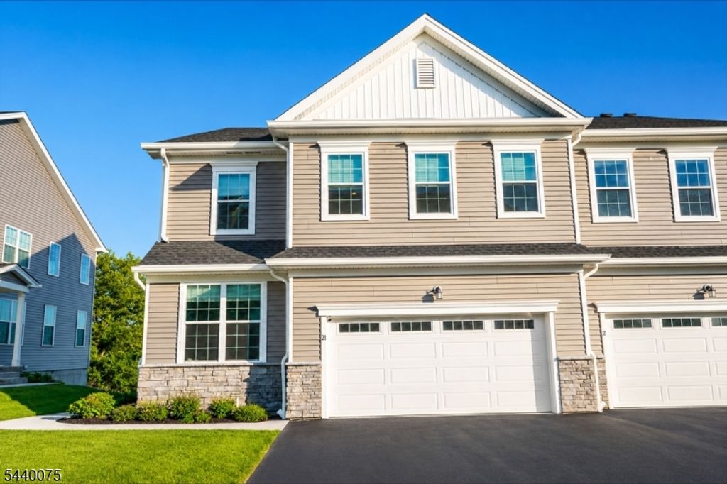 21 Astoria Pl, East Hanover Twp., NJ 07936