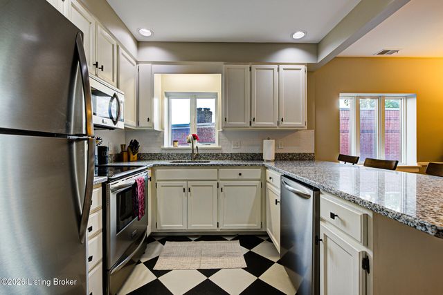 2126 Village Dr Unit 3, Louisville, KY 40205