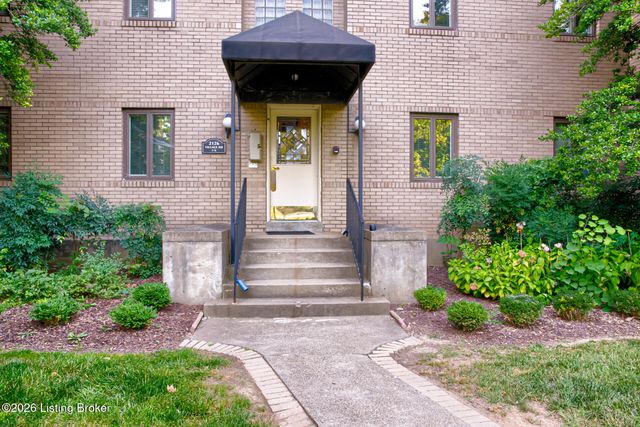 2126 Village Dr Unit 3, Louisville, KY 40205