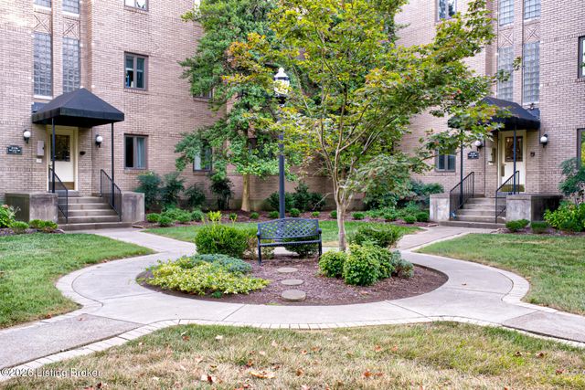 2126 Village Dr Unit 3, Louisville, KY 40205