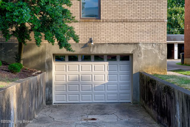 2126 Village Dr Unit 3, Louisville, KY 40205