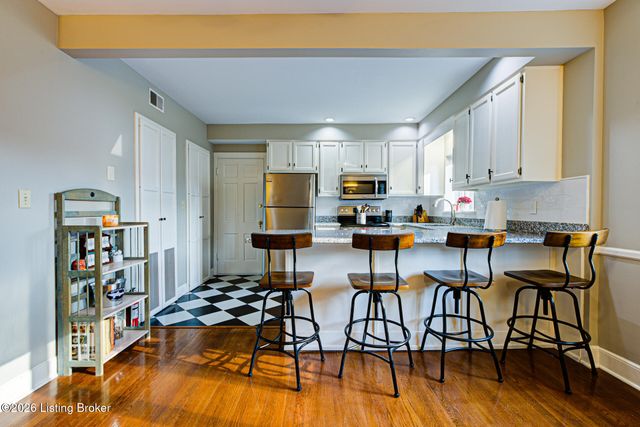 2126 Village Dr Unit 3, Louisville, KY 40205