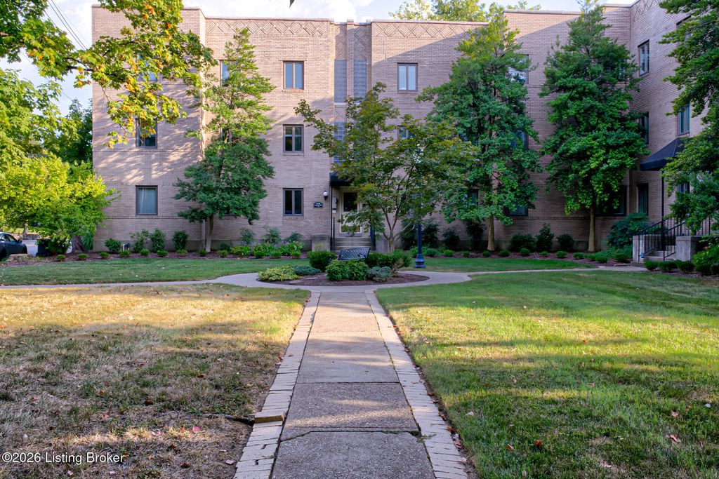 2126 Village Dr Unit 3, Louisville, KY 40205