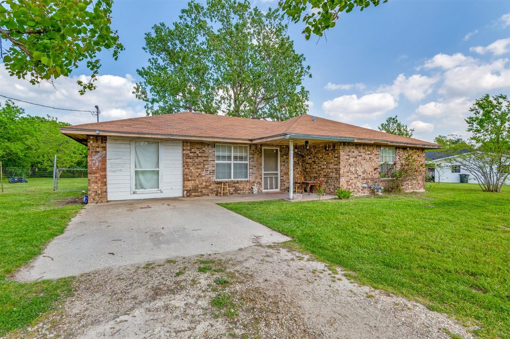 681 Lakeview Drive, Palmer, TX 75152