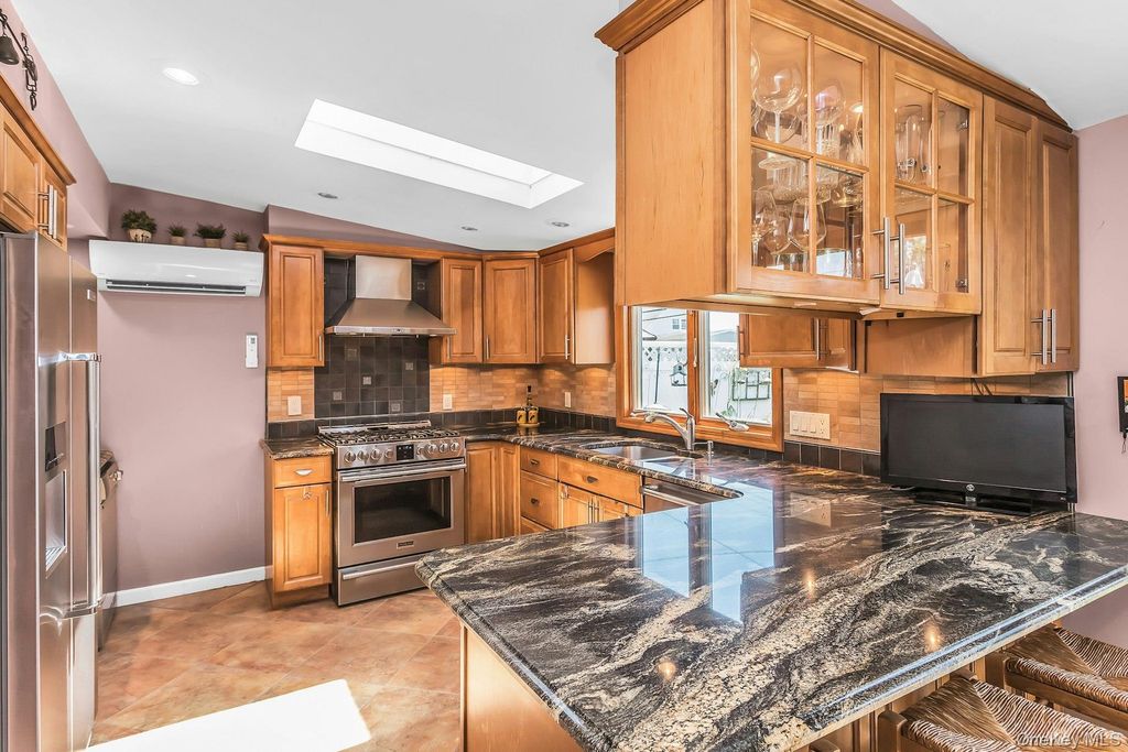 50 Sunrise Lane, Levittown, NY 11756 — photo 4