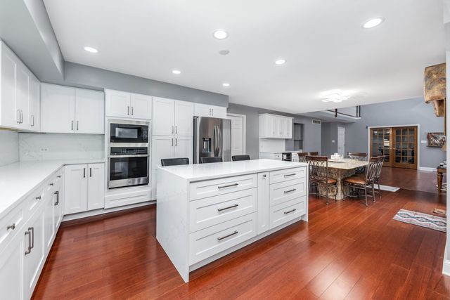 6722 Sweetbriar Lane, Darien, IL 60561