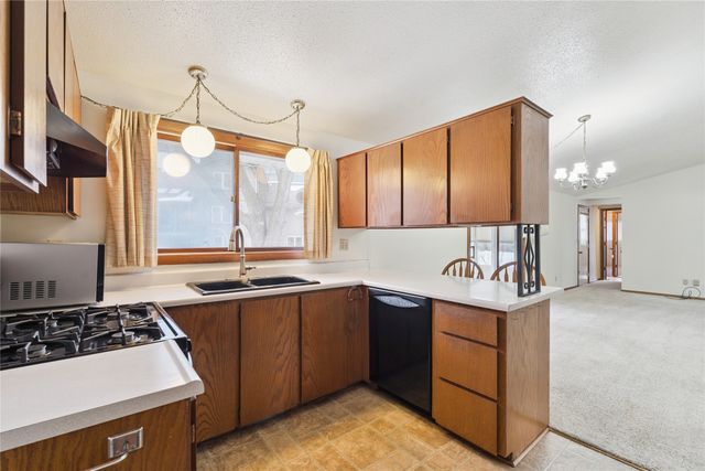 2135 Country Club Drive, Grinnell, IA 50112