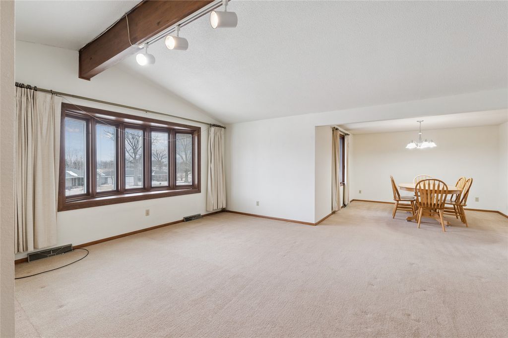 2135 Country Club Drive, Grinnell, IA 50112