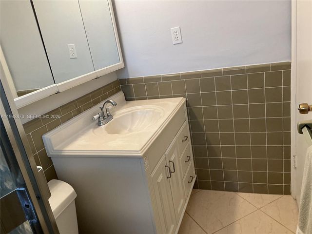 8604 NW 59th Pl, Tamarac, FL 33321