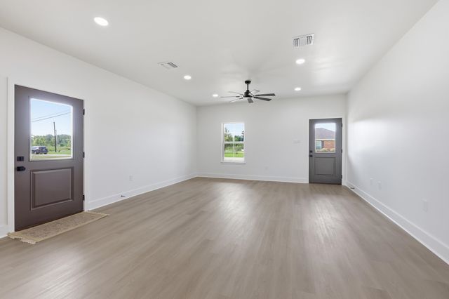 393 David Dr, Thibodaux, LA 70301