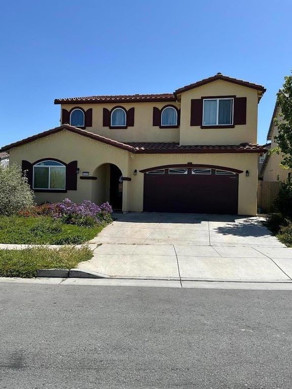 Image 2 of property listing at 1011 El Cerro Drive, Hollister, CA 95023