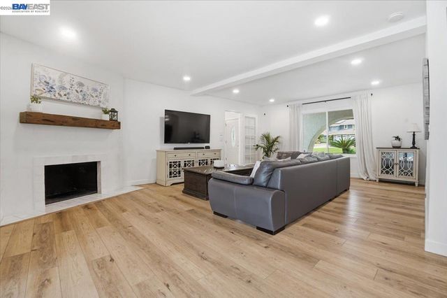 2276 Kemper Ave, Claremont, CA 91711